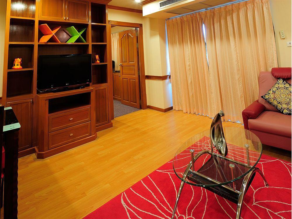 Oyo 796 Paradise Sukhumvit Hotel Банкок Екстериор снимка
