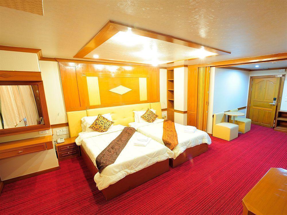 Oyo 796 Paradise Sukhumvit Hotel Банкок Екстериор снимка