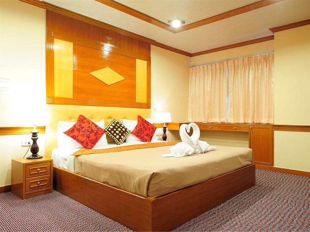 Oyo 796 Paradise Sukhumvit Hotel Банкок Екстериор снимка