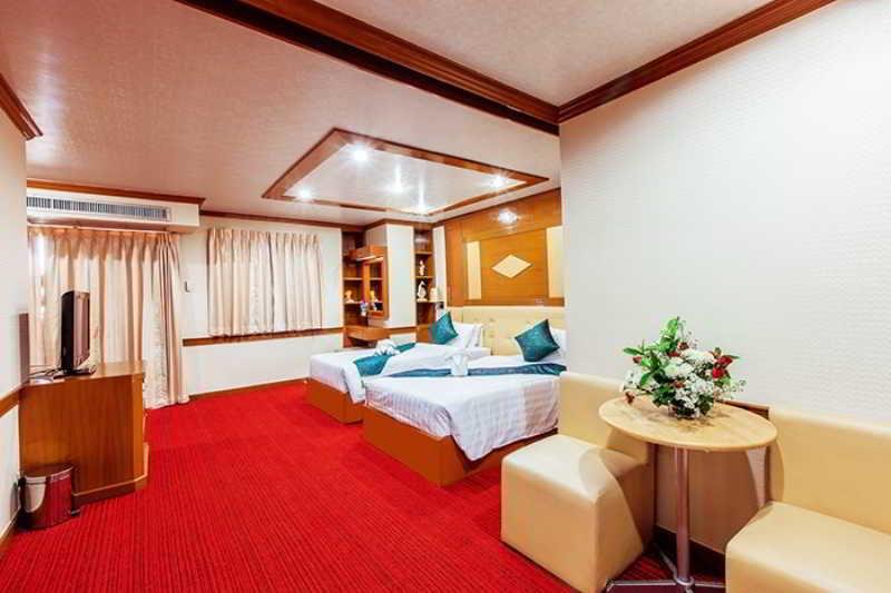 Oyo 796 Paradise Sukhumvit Hotel Банкок Екстериор снимка