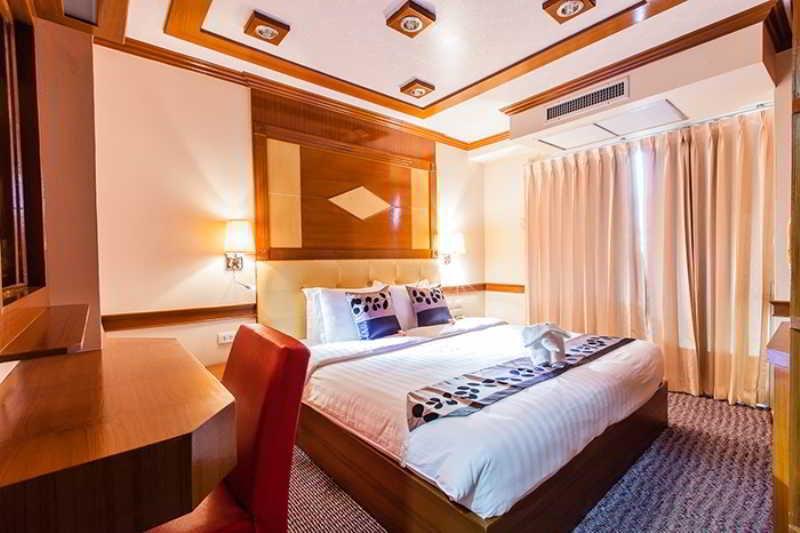 Oyo 796 Paradise Sukhumvit Hotel Банкок Екстериор снимка