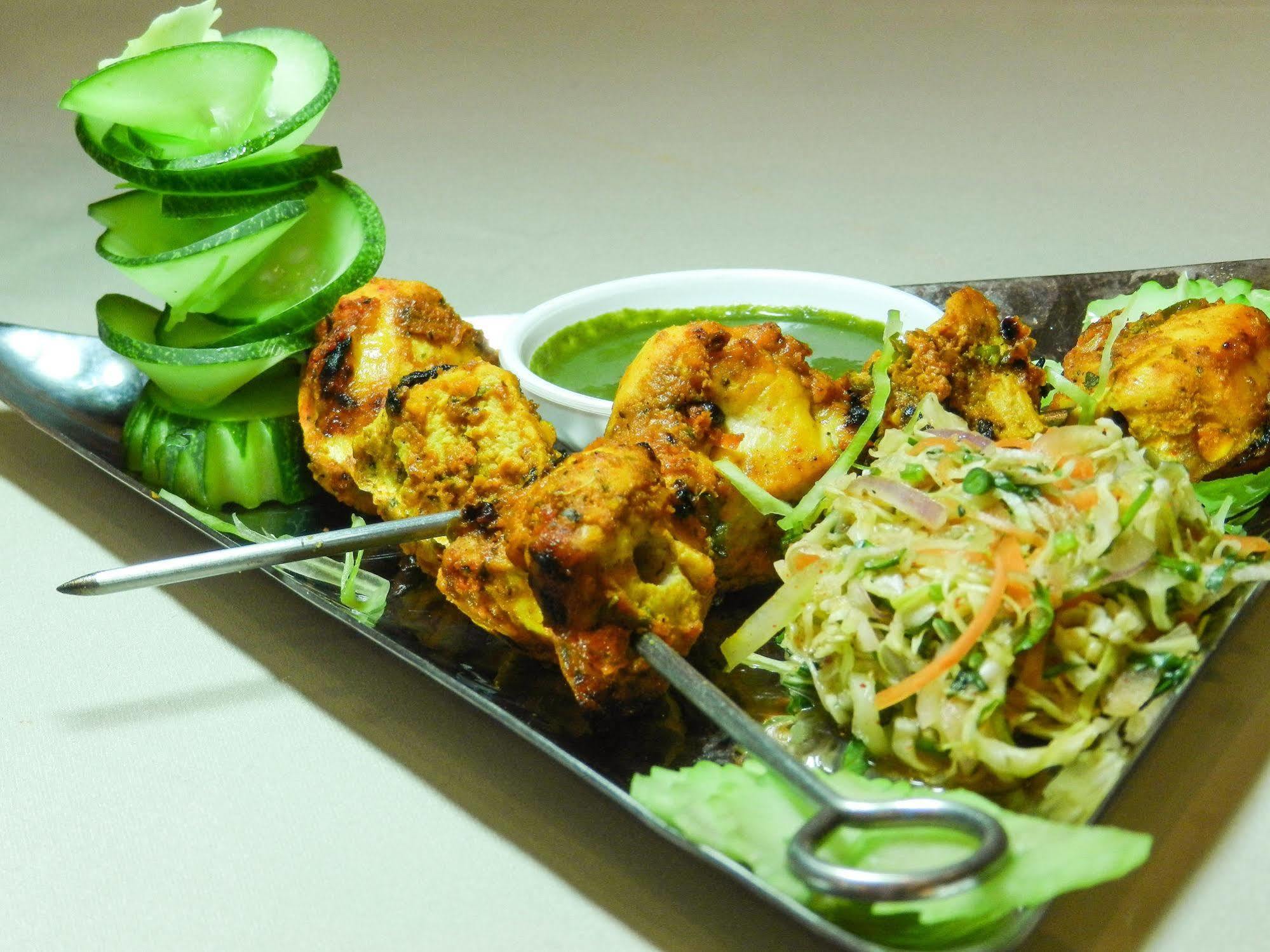 Oyo 796 Paradise Sukhumvit Hotel Банкок Екстериор снимка