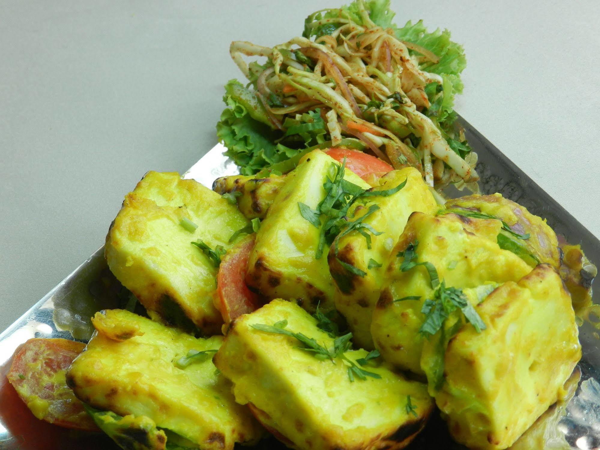 Oyo 796 Paradise Sukhumvit Hotel Банкок Екстериор снимка