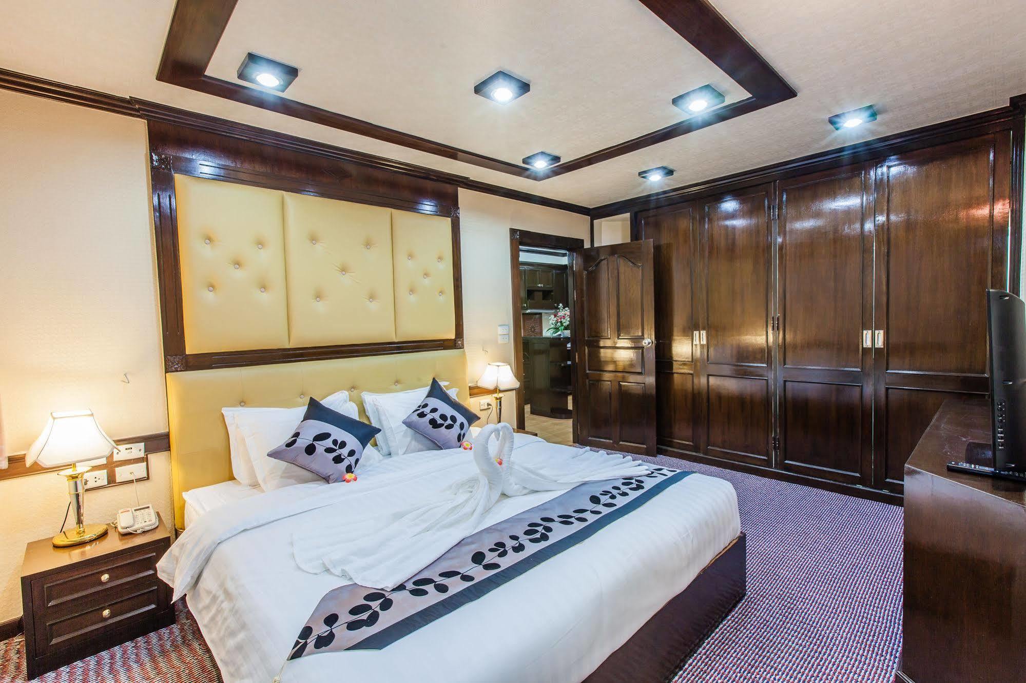 Oyo 796 Paradise Sukhumvit Hotel Банкок Екстериор снимка