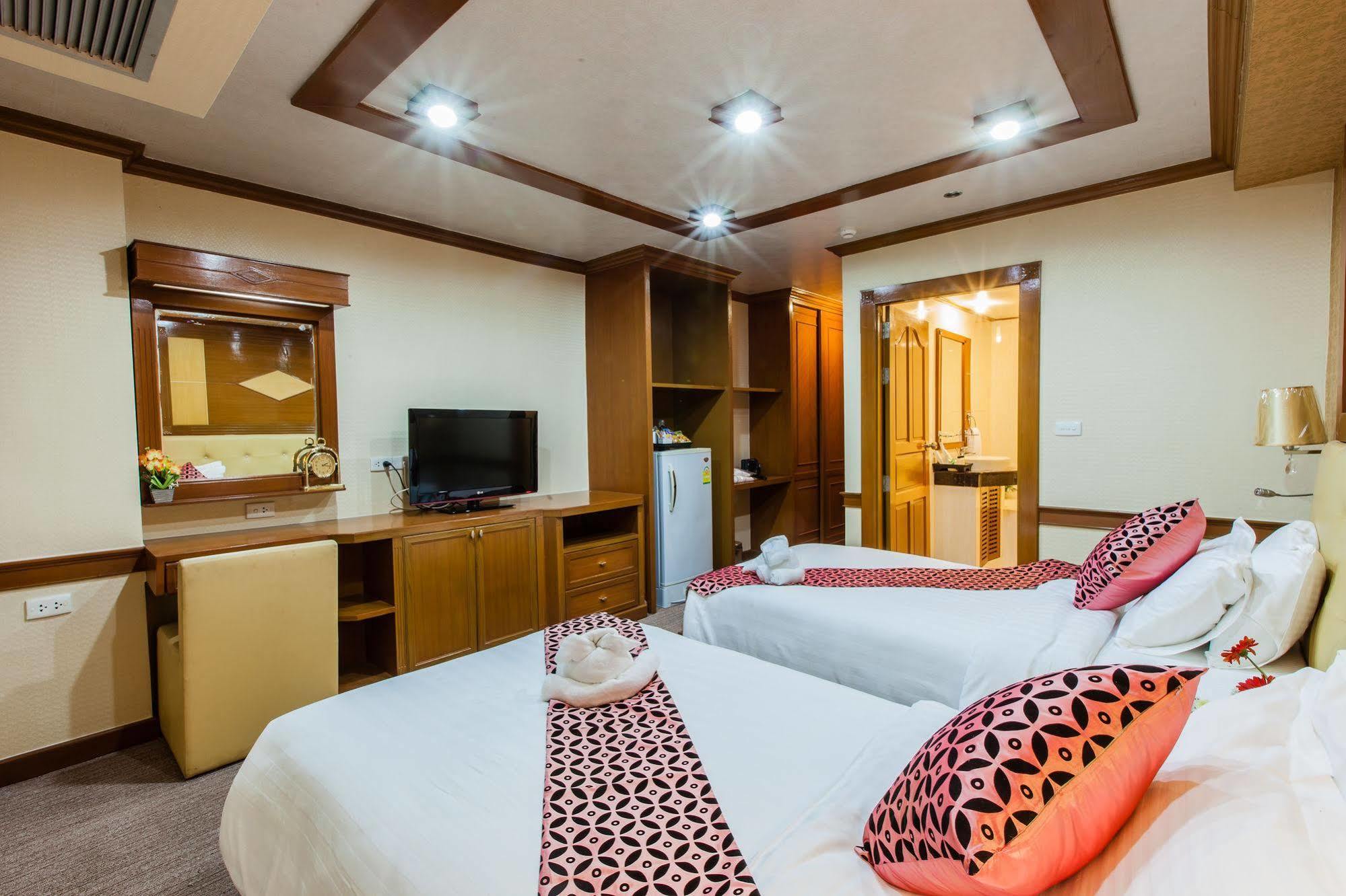 Oyo 796 Paradise Sukhumvit Hotel Банкок Екстериор снимка