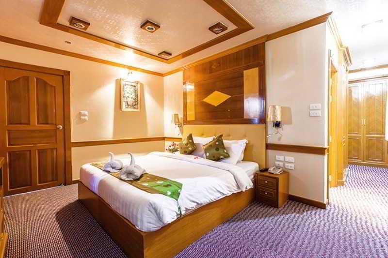 Oyo 796 Paradise Sukhumvit Hotel Банкок Екстериор снимка