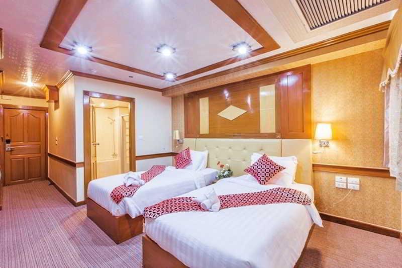 Oyo 796 Paradise Sukhumvit Hotel Банкок Екстериор снимка