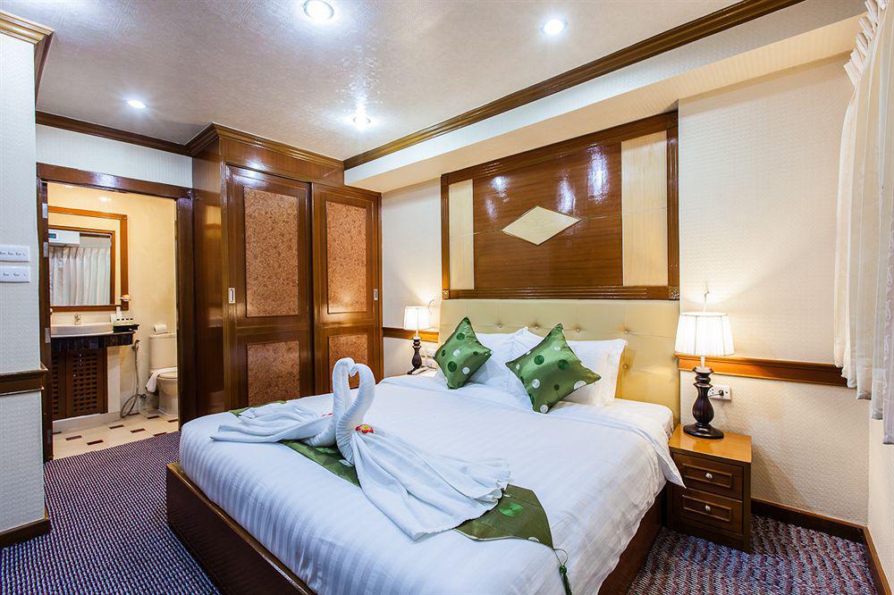 Oyo 796 Paradise Sukhumvit Hotel Банкок Екстериор снимка