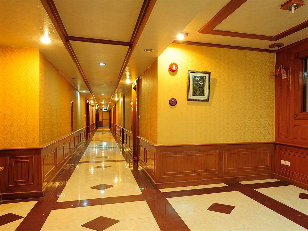 Oyo 796 Paradise Sukhumvit Hotel Банкок Екстериор снимка