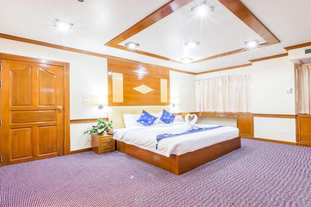 Oyo 796 Paradise Sukhumvit Hotel Банкок Екстериор снимка