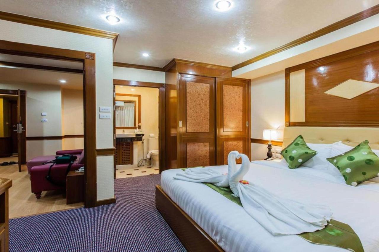 Oyo 796 Paradise Sukhumvit Hotel Банкок Екстериор снимка