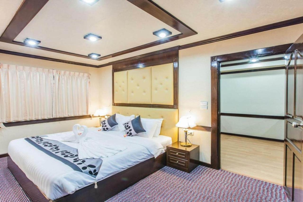 Oyo 796 Paradise Sukhumvit Hotel Банкок Екстериор снимка