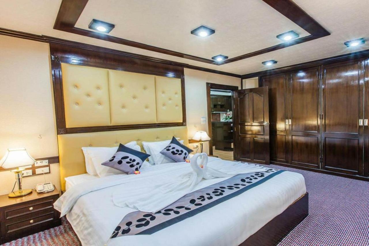 Oyo 796 Paradise Sukhumvit Hotel Банкок Екстериор снимка