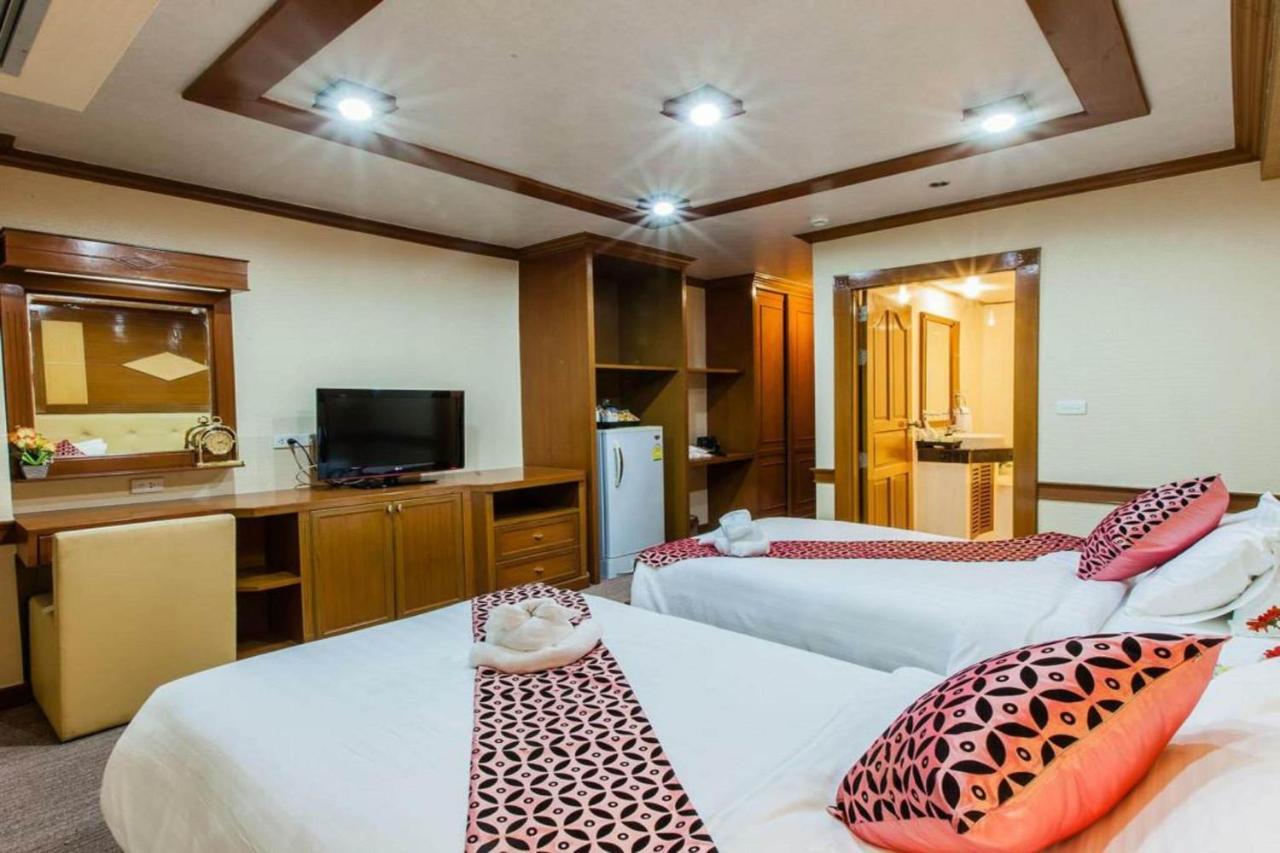 Oyo 796 Paradise Sukhumvit Hotel Банкок Екстериор снимка